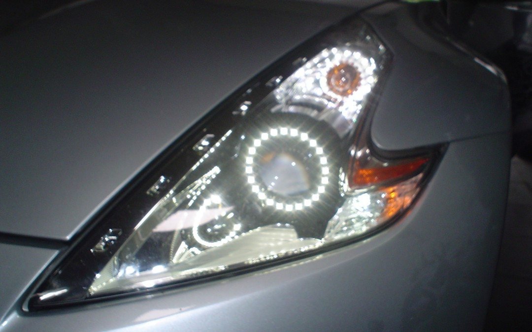 Nissan 370Z – Farol com Angel Eyes