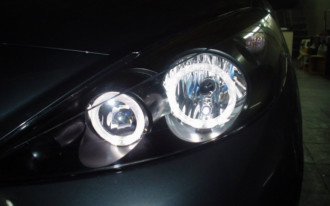 Peugeot 207 – Farol com Angel Eyes