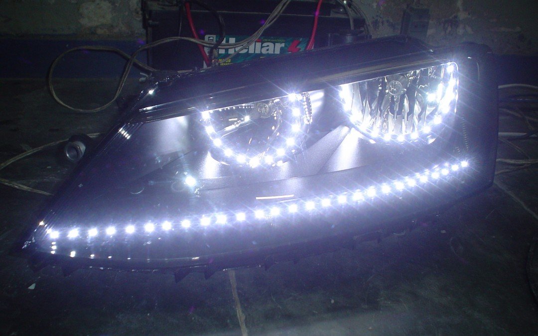 Jetta – Farol com Angel Eyes e Ledstrip