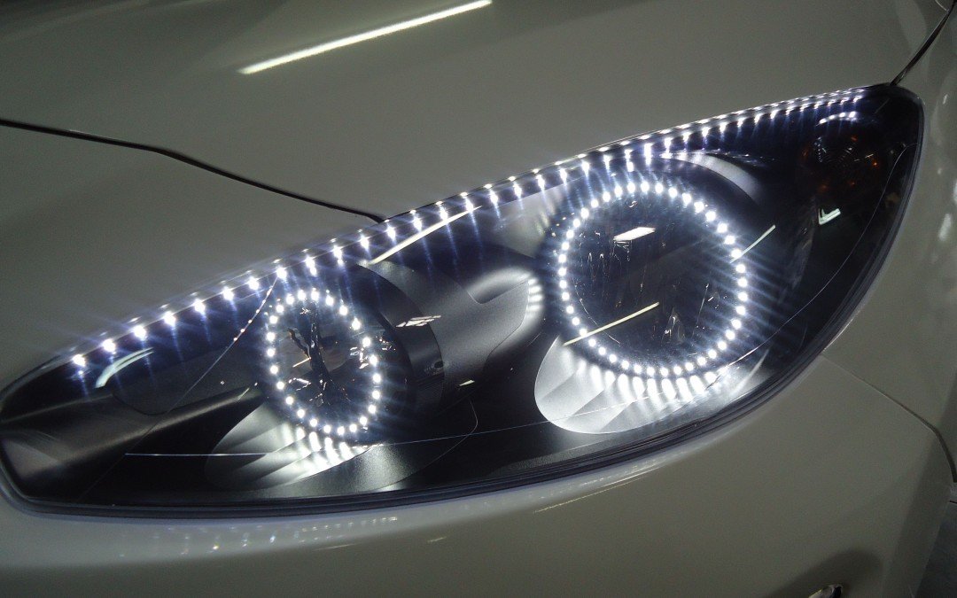 Peugeot 308 – Farol com Angel Eyes e Ledstrip