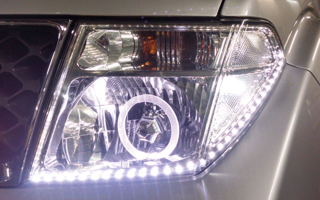Nissan Frontier – Farol com Angel Eyes e Ledstrip